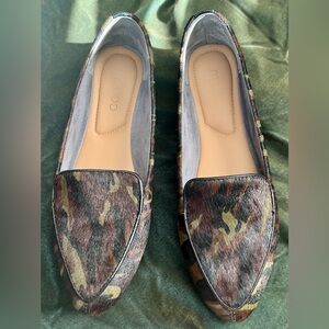 Camouflage print pointy toe flats
